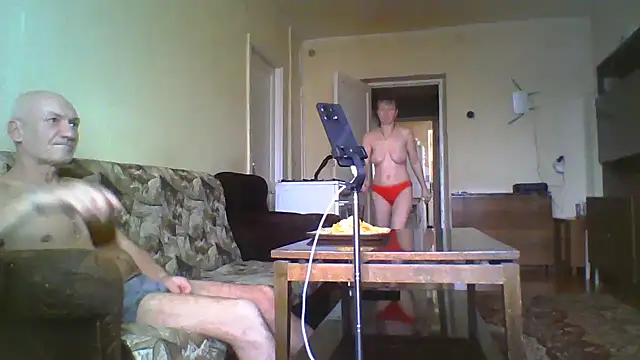 Snapshot of LoverCoupxl chatting on 09/20/25, 12:06 LoverCoupxl online show from 09/20/25, 12:06