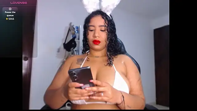 Snapshot of leslycarsson chatting on 10/12/25, 02:10 leslycarsson online show from 10/12/25, 02:10