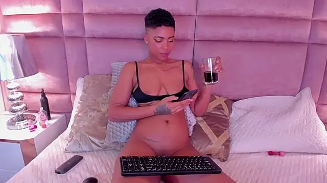 Snapshot of LuciaWallace chatting on 02/04/25, 10:24 LuciaWallace online show from 02/04/25, 10:24