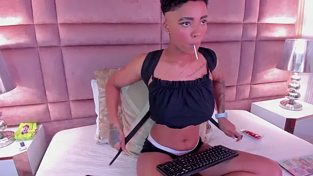 Snapshot of LuciaWallace chatting on 03/11/25, 11:37 LuciaWallace online show from 03/11/25, 11:37