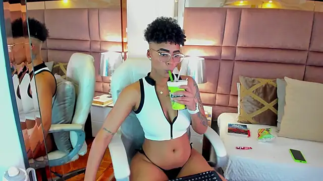 Snapshot of LuciaWallace chatting on 10/03/25, 01:57 LuciaWallace online show from 10/03/25, 01:57