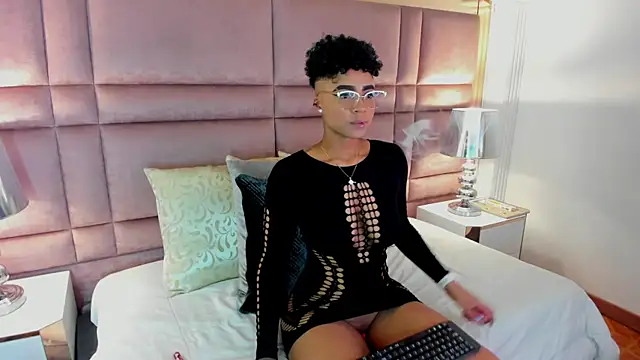 Snapshot of LuciaWallace chatting on 10/10/25, 03:49 LuciaWallace online show from 10/10/25, 03:49