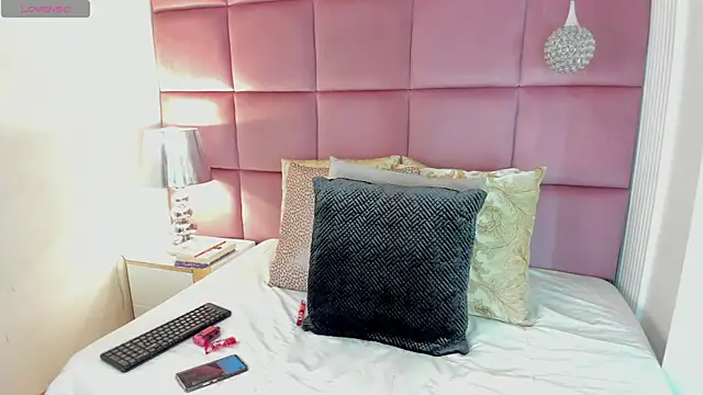 Snapshot of LuciaWallace chatting on 10/19/25, 12:33 LuciaWallace online show from 10/19/25, 12:33