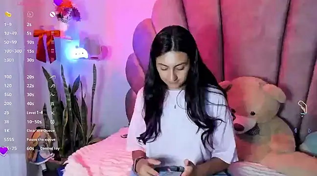 Snapshot of sweetfoxy_17 chatting on 02/02/25, 02:17 sweetfoxy 17 online show from 02/02/25, 02:17