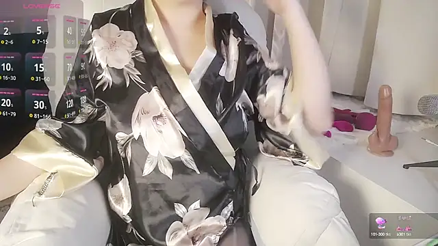 Snapshot of Hey-Cute chatting on 02/27/25, 03:05 Hey-Cute online show from 02/27/25, 03:05