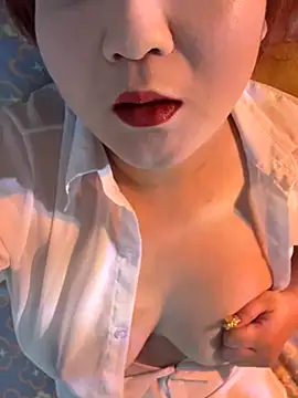 Snapshot of Hey-Cute chatting on 10/19/25, 12:44 Hey-Cute online show from 10/19/25, 12:44