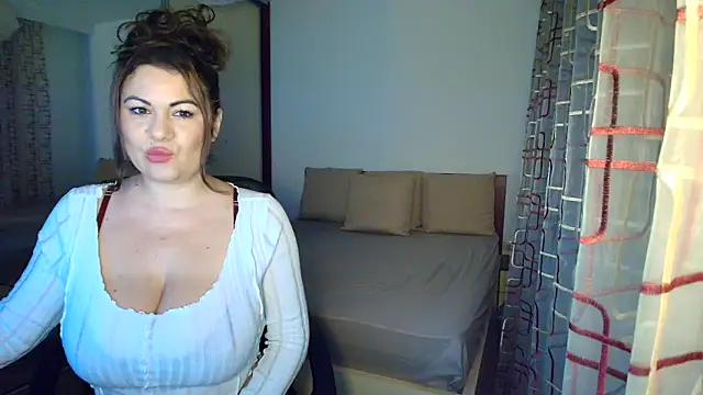 Snapshot of VixenVibesX chatting on 10/26/25, 08:37 VixenVibesX online show from 10/26/25, 08:37