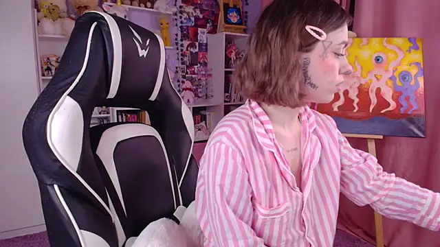 Snapshot of Catharsisi chatting on 01/19/25, 05:18 Catharsisi online show from 01/19/25, 05:18