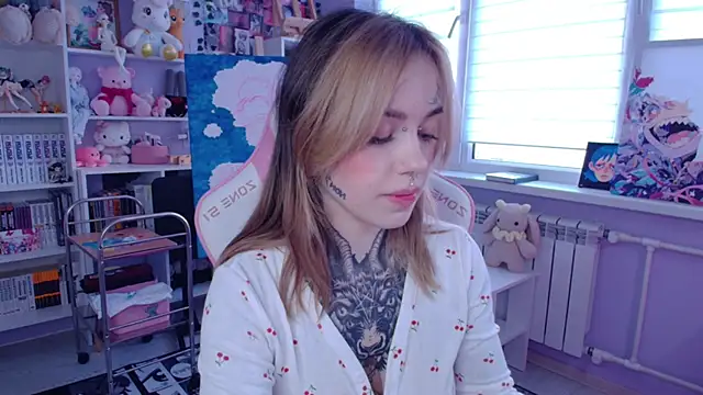 Snapshot of Catharsisi chatting on 10/01/25, 01:28 Catharsisi online show from 10/01/25, 01:28