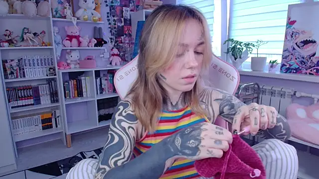 Snapshot of Catharsisi chatting on 10/17/25, 02:19 Catharsisi online show from 10/17/25, 02:19