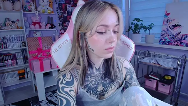 Snapshot of Catharsisi chatting on 11/07/25, 01:22 Catharsisi online show from 11/07/25, 01:22