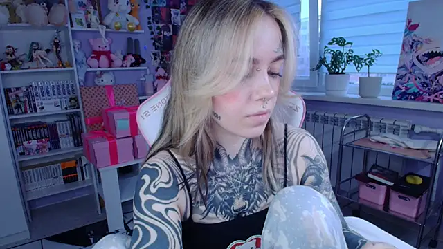 Snapshot of Catharsisi chatting on 11/08/25, 01:22 Catharsisi online show from 11/08/25, 01:22