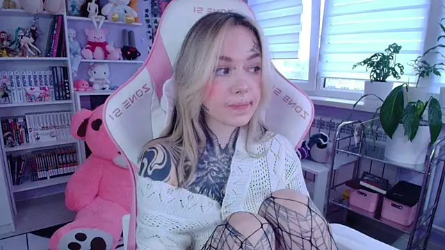 Snapshot of Catharsisi chatting on 11/30/25, 11:36 Catharsisi online show from 11/30/25, 11:36