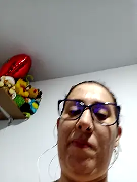 Snapshot of CHARLOTTE_1711 chatting on 12/16/25, 04:17 CHARLOTTE 1711 online show from 12/16/25, 04:17