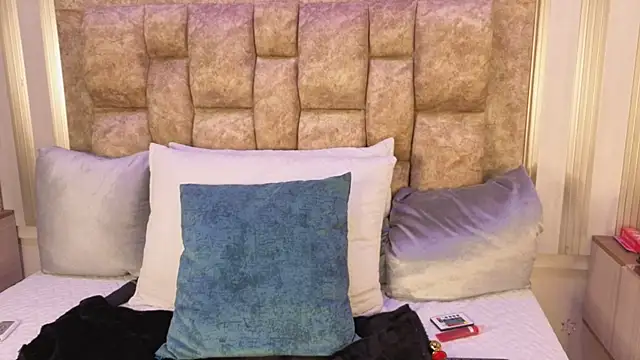 avis lara online show from 11/21/25, 07:45