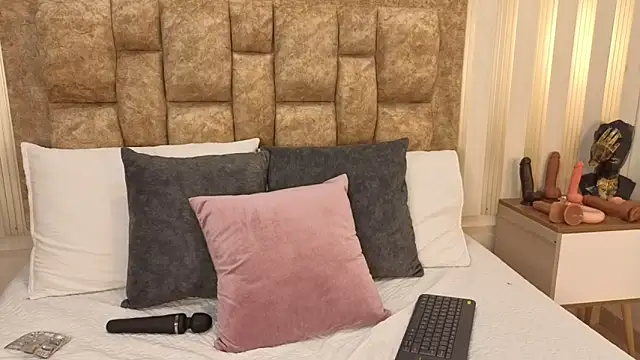 avis lara online show from 12/03/25, 06:39