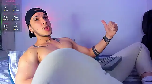 Snapshot of austinoficial chatting on 02/06/25, 02:44 austinoficial online show from 02/06/25, 02:44