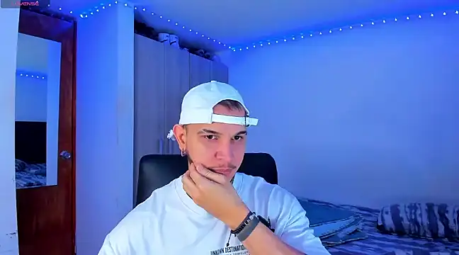 Snapshot of austinoficial chatting on 02/19/25, 09:58 austinoficial online show from 02/19/25, 09:58