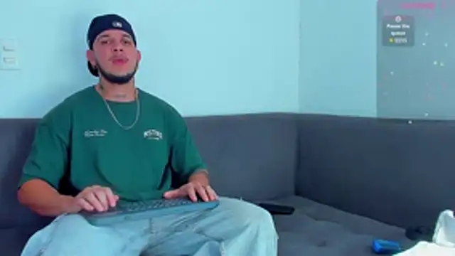 Snapshot of austinoficial chatting on 10/15/25, 08:20 austinoficial online show from 10/15/25, 08:20