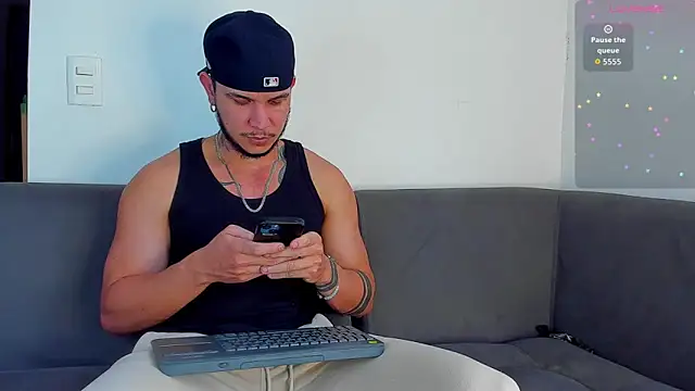 Snapshot of austinoficial chatting on 10/22/25, 08:19 austinoficial online show from 10/22/25, 08:19