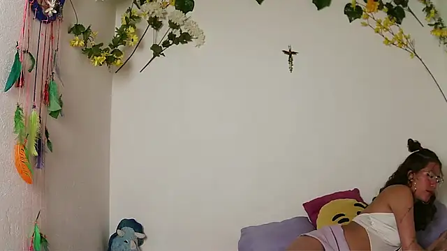 Snapshot of zoe_ch_ chatting on 10/13/25, 06:57 zoe ch online show from 10/13/25, 06:57