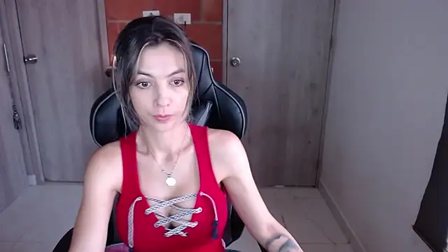 Snapshot of Princezzlove3 chatting on 02/01/25, 02:34 Princezzlove3 online show from 02/01/25, 02:34