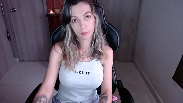 Snapshot of Princezzlove3 chatting on 02/04/25, 12:33 Princezzlove3 online show from 02/04/25, 12:33