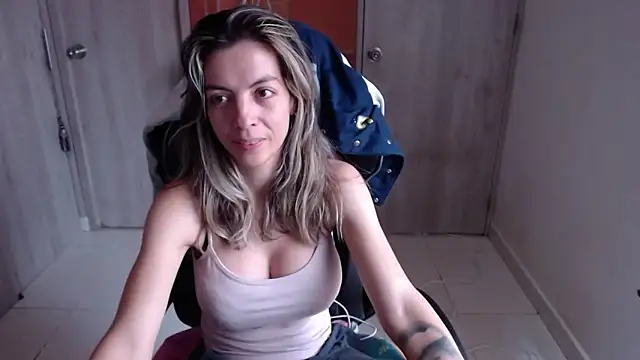 Snapshot of Princezzlove3 chatting on 02/08/25, 02:49 Princezzlove3 online show from 02/08/25, 02:49