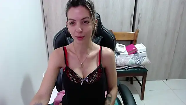 Snapshot of Princezzlove3 chatting on 02/13/25, 02:52 Princezzlove3 online show from 02/13/25, 02:52