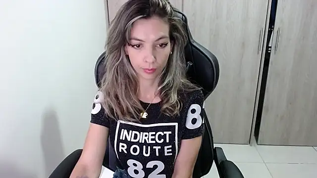 Snapshot of Princezzlove3 chatting on 02/15/25, 05:17 Princezzlove3 online show from 02/15/25, 05:17