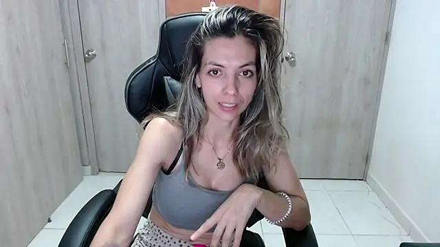 Snapshot of Princezzlove3 chatting on 03/20/25, 01:35 Princezzlove3 online show from 03/20/25, 01:35