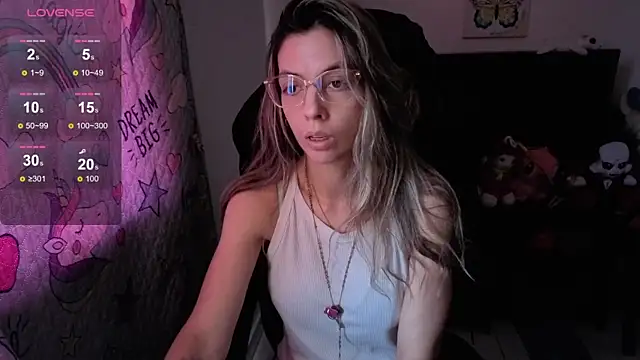 Snapshot of Princezzlove3 chatting on 09/27/25, 04:23 Princezzlove3 online show from 09/27/25, 04:23