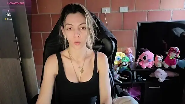 Snapshot of Princezzlove3 chatting on 10/11/25, 01:42 Princezzlove3 online show from 10/11/25, 01:42