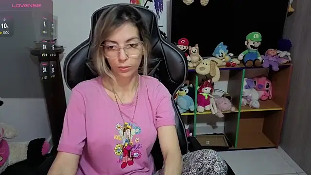 Snapshot of Princezzlove3 chatting on 10/20/25, 11:27 Princezzlove3 online show from 10/20/25, 11:27