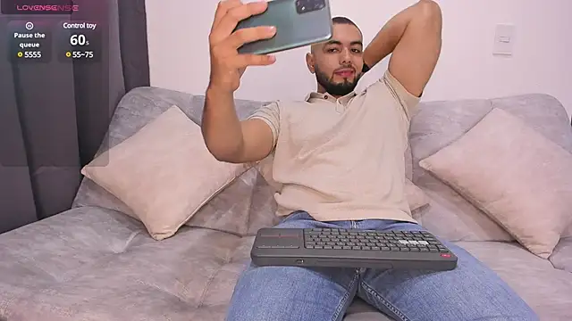 Snapshot of arturguy00 chatting on 01/19/25, 01:10 arturguy00 online show from 01/19/25, 01:10