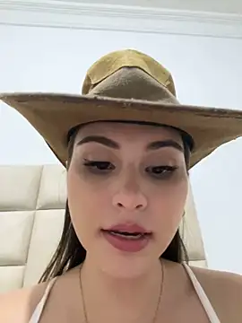 Snapshot of Aitana_Hilton_ chatting on 02/08/25, 01:43 Aitana Hilton online show from 02/08/25, 01:43