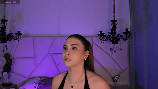 Snapshot of Aitana_Hilton_ chatting on 10/14/25, 12:17 Aitana Hilton online show from 10/14/25, 12:17