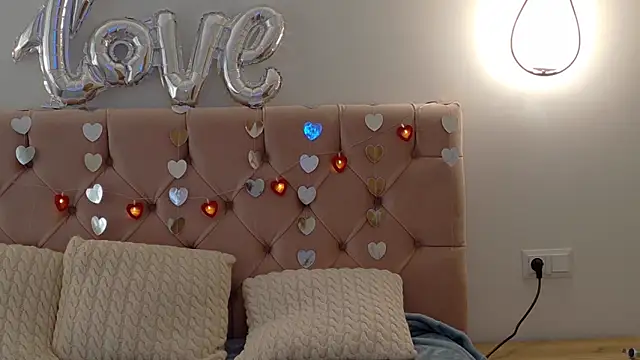 Snapshot of Lilliana_Moon chatting on 02/19/25, 11:49 Lilliana Moon online show from 02/19/25, 11:49