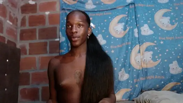 Snapshot of LariCroft12 chatting on 01/12/25, 09:30 LariCroft12 online show from 01/12/25, 09:30