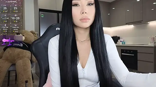 Snapshot of asianqueeny chatting on 11/05/25, 12:43 asianqueeny online show from 11/05/25, 12:43