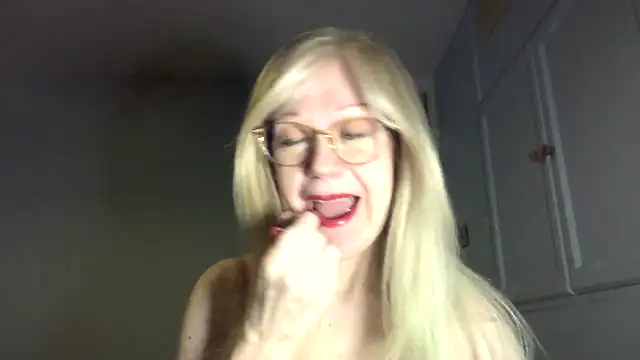 Snapshot of petina chatting on 11/19/25, 07:19 petina online show from 11/19/25, 07:19