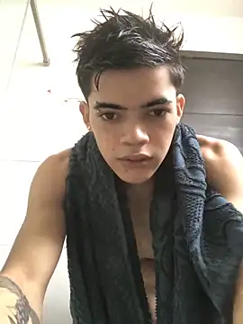 Latinos 2001 online show from 11/13/25, 12:37