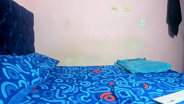 Latinos 2001 online show from 02/05/26, 02:33