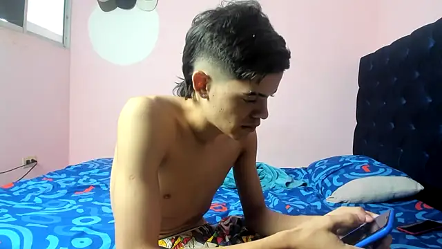 Latinos 2001 online show from 03/12/26, 12:33