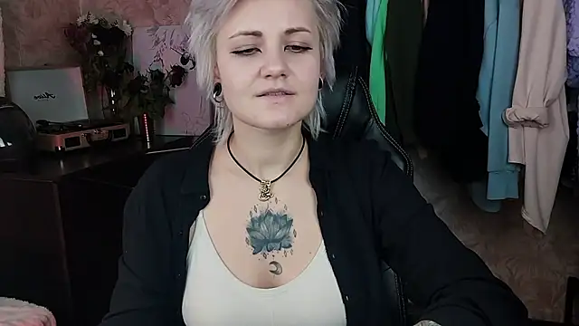 EvaBrownie online show from 01/31/25, 12:29