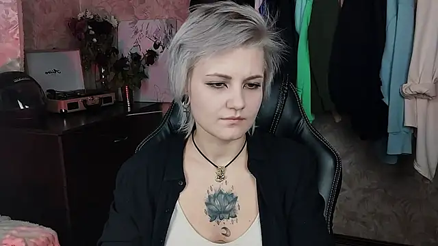 EvaBrownie online show from 01/31/25, 03:33