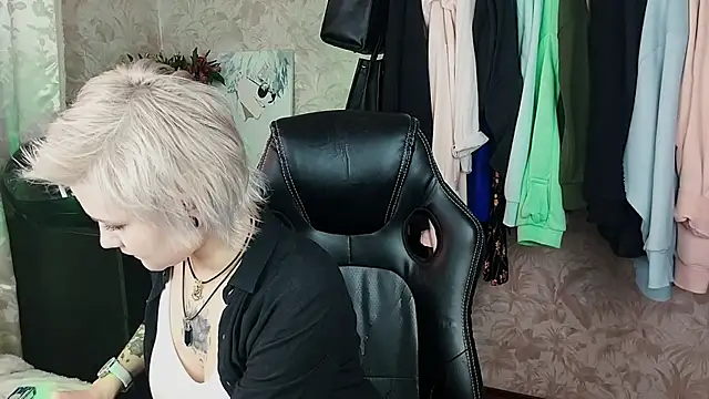 EvaBrownie online show from 02/05/25, 09:57