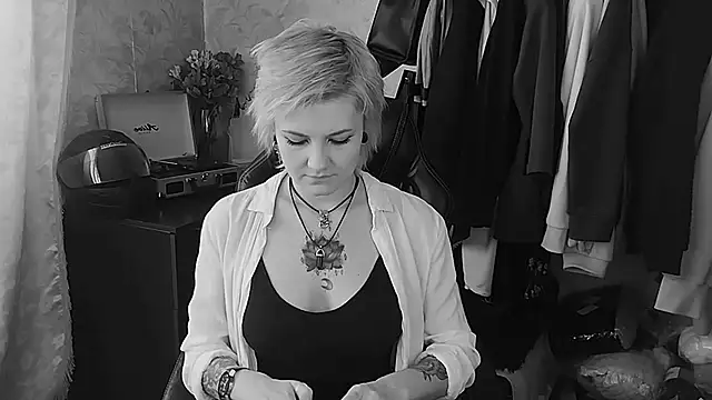 EvaBrownie online show from 02/18/25, 08:27