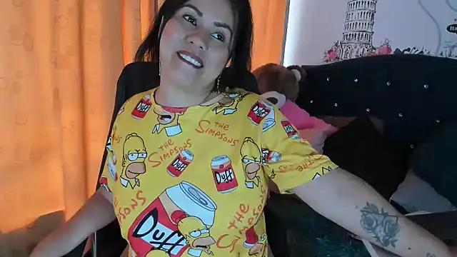 Snapshot of thamara226 chatting on 12/18/25, 02:23 thamara226 online show from 12/18/25, 02:23