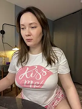 Snapshot of Kiss_My_Body chatting on 09/22/25, 04:42 Kiss My Body online show from 09/22/25, 04:42